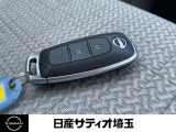ドアの開閉時、両手が荷物で塞がっている時はキーレスでのカギの解除が大変ですよね。スマートキーはポケットやバッグに入れておけば、ドアロックの解除やスタートが可能です。とても便利な機能ですね