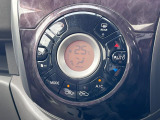 【オートエアコン】一度お好みの温度に設定すれば、車内の温度を検知し風量や温度を自動で調整。暑い&hellip;寒い&hellip;と何度もスイッチ操作をする必要はありません。快適な車内空間には必須の機能ですね♪