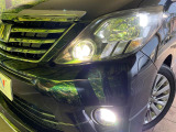 【HIDヘッドライト】非常に明るく前方を照らしてくれるので、悪天候や夜間の走行時も視界良好で安心してお乗りいただけます。