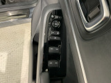 狭い駐車場で便利な電動格納ドアミラーが付いています。