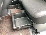 シートアンダートレー☆車の取説など普段使用しないものを収納するのに便利です☆