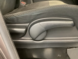 シートハイトアジャスターが付いているので運転姿勢を調整するのに便利ですね。身長に合ったシートポジションは安全運転や疲労軽減にもつながります。