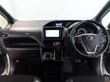 座り心地の良いシートで運転席も助手席もリラックスしてゆったりとドライブをお楽しみいただけます。