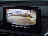 【バックカメラ】駐車が苦手な方でも安心してお乗りいただけます。リバース連動で画面が切り替わるのでとっても便利です。今や後方確認の必須アイテムですよね。