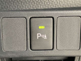 車庫入れなどの運転時、静止物の接近を表示とブザーでお知らせします。