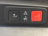 ●電動リアゲート:ワンタッチでリアゲートの開閉ができ、荷物などで両手が塞がっている状態でも簡単に開閉ができる便利機能です。