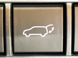 【パワーバックドア】スマートキーや運転席のボタンを押すだけでリアゲートが自動で開閉します!荷物を持っている時や、高い位置にあるバックドアを閉める際に便利な機能です♪