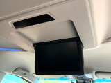 【後席モニター】家族や友人とお出かけする機会が多い方に大人気の後席モニターを装備!見やすい位置に画面がありテレビやDVDの視聴も快適!友達もお子様も、後席にしか乗らなくなるかも??