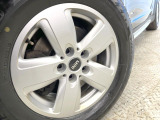 ●純正16インチアルミホイール:輸入車ならではの卓越した走りを支えるホイールと足回りです!日本車の走りに慣れている方にもぜひ体感して頂きたいほど、高いレベルでまとまっています!