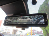『スマートルームミラー』付き♪♪ 後席乗車の方の頭で後続車を確認できない時には後部カメラが撮影する映像をここに表示させて後方の確認ができます♪♪