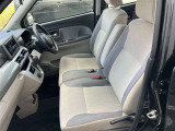 運転席・助手席の様子です!ベンチシートになっているので、助手席側から乗り込んで運転席側に移動&hellip;なんてことも可能です!