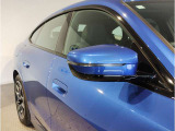 【BMWミラー】視認性の高いスタイリッシュなミラー。自動防眩機能も付いており夜間のドライビングをサポートします。