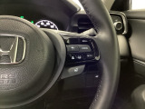 ステアリング右手側に安全運転支援機能のホンダセンシングをコントロールするスイッチ、左手側にオーディオ関連のコントロールスイッチを配置、視線を逸らすことなく運転に集中できます