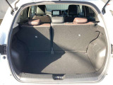 後部座席に座れる状態でも荷室はこれだけの広さがあるのでお出かけやお買い物にも重宝します。ついつい買い物しすぎても安心ですね♪