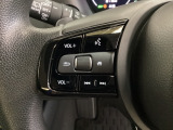 ステアリングスイッチはオーディオのボリュームなどの操作スイッチの他に、レフトセレクターホイールを装備。中央部を指先で上下に動かすことで、マルチインフォメーション・ディスプレイの各表示が確認できます。