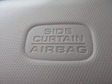 サイドカーテンエアバックシステムは、側面衝突時に大人から子供までさまざまな体格の乗員の頭部や頚部を広範囲で保護。特にセンターピラーへの頭部衝突を防ぐ展開性能を実現しています。