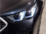 BMWの伝統の丸目4灯ヘッドライトでございます。LEDライトで視認性もよく明るく安全性の向上につながります。