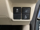 Hondaセンシング用の、VSA(ABS+TCS+横滑り抑制)解除と路外逸脱抑制機能のオンオフスイッチなどはハンドルの右側に装備しています。
