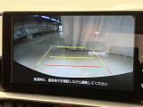 車庫入れなど後進運転時に死角をモニターで確認ができて安全です♪ ステアリング操作の参考になるガイド線も表示しますので車庫入れがニガテな方も安心ですネ!