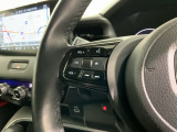 ステアリングにオーディオ操作スイッチが付いています。オーディオ画面に直接タッチしなくても操作が出来ますので、運転に集中できます。