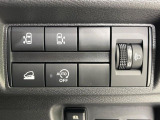 【ハンズフリー機能付き両側パワースライドドア】スライドドアの下に足先を入れてすぐ引くと、自動的にスライドドアが開閉します!荷物で両手がふさがった状態でも、ドアの開閉ができてとっても便利!