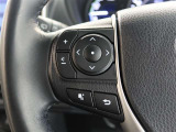 ステアリングスイッチ付き。前方から目を離すことなく操作することが可能です。