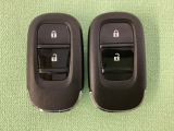 スマートキーを装備しています。鍵を差し込むことなくドアロックの開け閉めと、スタートボタン操作でのエンジンスタートができます。スペアキーも同じものを用意しております。