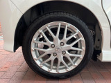 【純正15インチアルミホイール】外観にマッチした純正アルミホイールを装着しております。各種社外アルミホイールや、スタッドレスタイヤも取扱いしております。是非ご相談ください♪