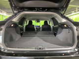 【パワーバックドア】スマートキーや運転席のボタンを押すだけでリアゲートが自動で開閉します!荷物を持っている時や、高い位置にあるバックドアを閉める際に便利な機能です♪