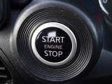 【プッシュスタート】キーが車内にあれば、エンジンの始動・停止はブレーキを踏んでスイッチを押すだけ!キーを取り出す手間を省き、ワンプッシュで操作するので簡単でスムーズ!