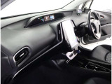 シックな色使いの運転席周りですね。すっきりとしたデザインで上品な色使いです。居心地の良い運転席長く座ってられるリラックスできるデザインがいいですね。