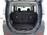 後部座席は分割式です。普段の荷室スペースも充実!