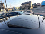 【ムーンルーフ】開放感たっぷりの希少装備、ムーンルーフが装着されています!車内に明かりを取り入れたり景色を楽しむ以外にも、車内の空気も簡単に換気できて快適です!