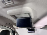 後席モニターが付いていますので後部座席の方もTV、DVDがお楽しみいただけます。