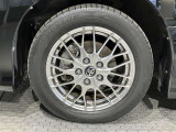 『トヨタ純正アルミホイール装着車になります!』スタイリッシュでとてもかっこいいですね♪