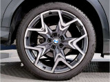 BMWの純正アロイホイールは軽量かつ強度にも優れているホイールで走行性能を引き上げる設計になっております。足元にもBMWは妥協がなくこだわっている個所になります。