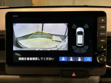 リバースギアに入れるだけで後方の表示へ切り替わります。夜間や雨の日の駐車も楽になりますよ。