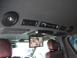 後席モニターも完備!長時間のドライブもこれで退屈しませんね♪天井スピーカーも増設済みです♪