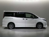 両側パワースライドドア付きだから、狭い駐車スペースなどでの 乗り降りラクラク!小さなお子さまのいるご家庭には嬉しい装備。