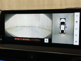 パノラミックビューモニターを装備。駐車場や交差点でクルマを真上から見るように周囲を確認できます。機能の詳細は販売店スタッフまでおたずねください。