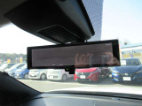 スマートルームミラーも付いています。後方ピラーや荷物、後席に同乗している方や曇りなど視界が遮られた場合でも後方カメラからの映像で安全確認をすることができます。