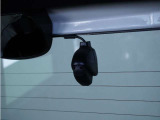 ◆リアにもドライブレコーダーを装備しております◆映像・音声などを記録する自動車用の装置です。もしもの事故の際の記録はもちろん、旅行の際の思い出としてドライブの映像を楽しむことができます。