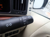 オートライト機能が装備されており暗い場所に入ると車両が検知しライトのON・OFFを自動的に切り替えてくれますので非常に便利な装備です♪