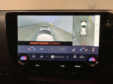 視認性の良い広角カメラでフロントと上方から車両周辺をご確認いただけますので、狭い道やすれ違い、路肩寄せなどに役立ちます。