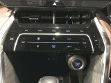 左右独立温度コントロールフルオートエアコンです。運転席、助手席それぞれで独立して温度設定ができます。冷え性の方が乗っても安心ですね♪