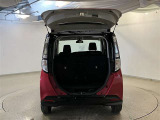バックドアを上げた状態です。シートのアレンジ次第で荷室のスペースが広くなります!用途に合わせて快適な室内を!