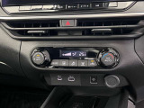 【オートエアコン】タッチパネル式オートエアコンで運転席周りの凹凸が少なくスッキリとしています。
