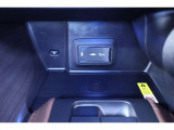 エアコンパネル下にスマホやiPodを直接カーオーディオに接続できるUSB端子と置くだけ充電を配置しています。置くだけ充電は車種ごとにサイズが異なる為、詳しくはスタッフにお尋ね下さい。