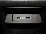 センターコンソールの後ろ側にはUSBチャージャーを配置。後部座席の人も手軽に充電できます。