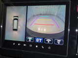 パノラミックビューモニターシステムが付いているので車の上から見た映像が確認できますよ。 一目で車両周辺の情報を確認できますが、直接安全をご確認下さい。